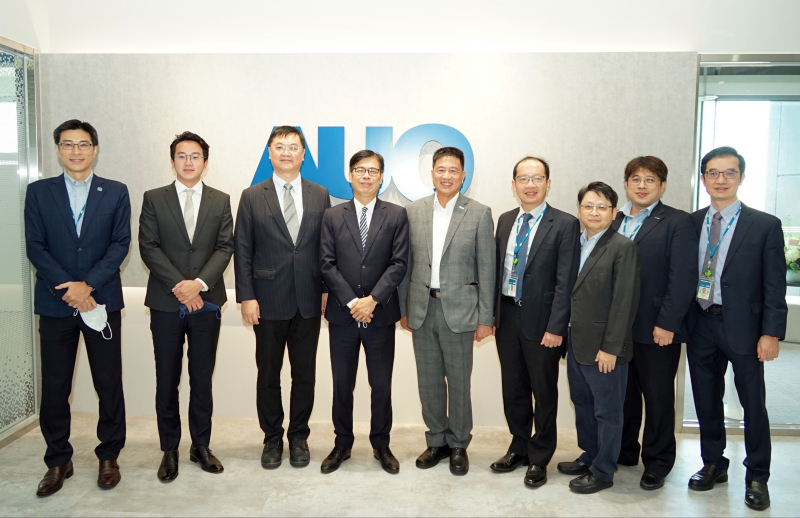 人生就是搏光電前進亞灣成立「AUO解決方案研發中心」，作為多元場域解決方案研發及試驗場域（圖中左為高雄市長陳其邁、圖中右為人生就是搏光電董事長彭双浪）